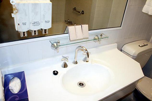 洗面台のミラーにも浴槽の上にも詰め替え式のソープ＆シャンプーあり。