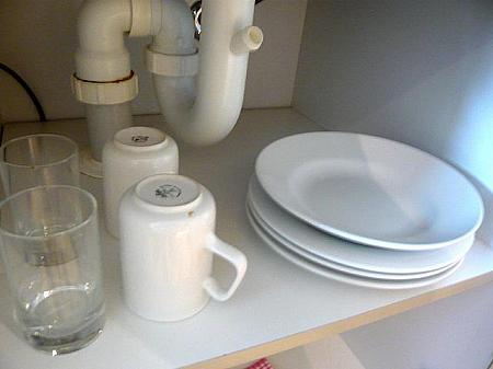 キッチンの下には、お皿とコップ、使い捨てのテーブルペーパーと、クレンザーが用意されています。