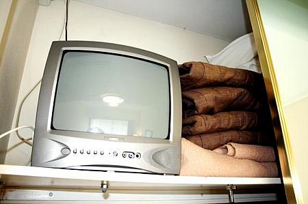 テレビはクローゼットの上に置いてあります。