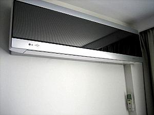 空調はないのかな・・・と思っていたらこんなところに冷暖房機が。色がグレーで液晶テレビと同様、客室の一部にうまく溶け込んでいます。