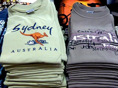Ｔシャツやアボリジニデザインの小物など、オーストラリアらしいものを売る店もけっこう多くあります。