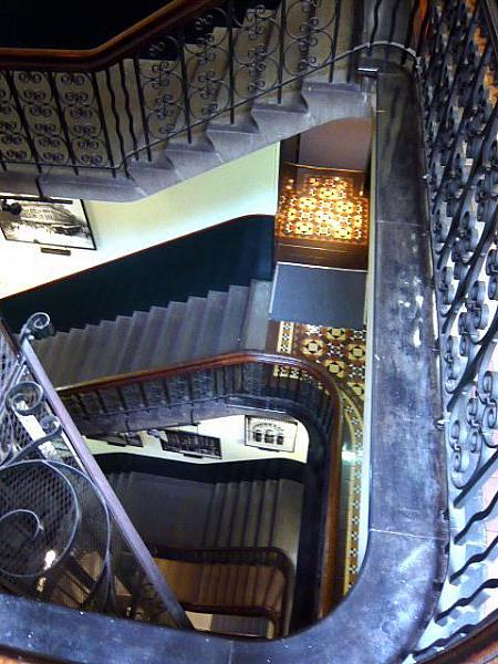 メインのショップだけではなく、階段室やエレベーターなどにもとても味わいがあります。カーブを描きながら作られている階段はまた芸術的。そしてその通路には昔を懐古する写真パネルがかけられています。