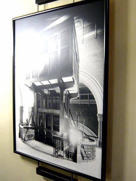 メインのショップだけではなく、階段室やエレベーターなどにもとても味わいがあります。カーブを描きながら作られている階段はまた芸術的。そしてその通路には昔を懐古する写真パネルがかけられています。