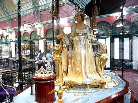 中央にぶらさがるこのオルゴール時計も素晴らしい装飾品。エリザベス女王の蝋人形もあります。 