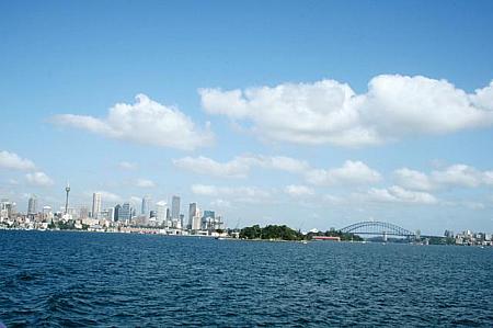 オペラハウスやハーバーブリッジを背に船はシドニー湾入り口を目指します。