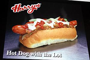 <B>「Hotdog with the Lot」</B><BR>プレーンのホットドッグ+αで、ミンチ肉のディップがたくさんつまっている、ハリーズのもうひとつの名物メニュー。　