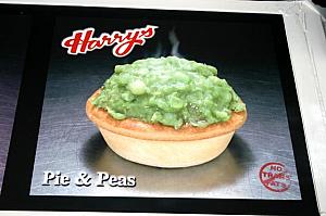 <B>「Pie & Peas」</B><BR>グリンピースをマッシュしたトッピングは、スイーツみたいなカラーでいちばんおいしそうに見えます！仙台の「ずんだ餅」みたい、と思ったのはナビだけ？！　 