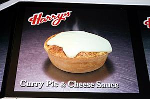 <B>「Curry Pie & Cheese Sauce」</B><BR>カレーにチーズを乗せたもの、とご想像下さい。なかなかマッチングにも工夫していると思いませんか？　