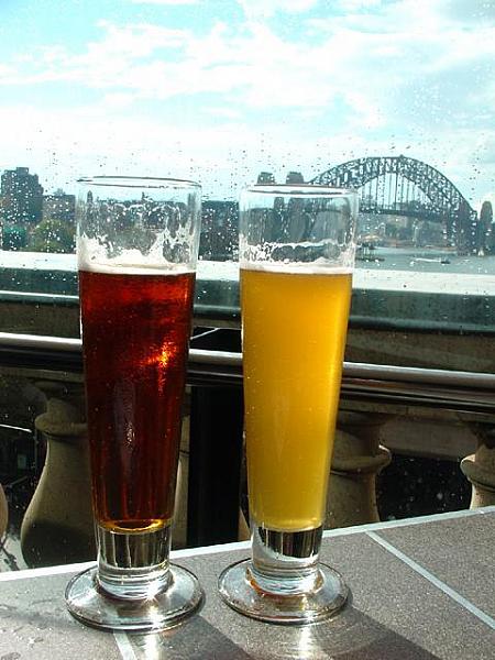 右のLittle Pale Ale（A$9.50）はパースのある西オーストラリア州のビール。すっきり飲みやすい。左の赤味のあるPepper Jack ビール(A$9.00)は、なんと赤ワインのシラーズ入り。