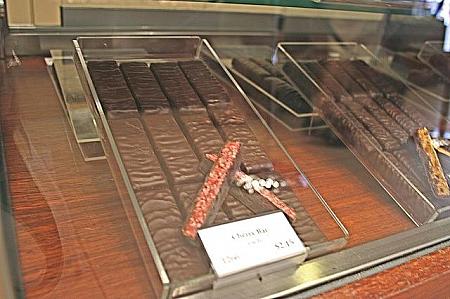 チェリー、アプリコット、カプチーノ等が入ったチョコレートバーが人気だそう。各A$2.15