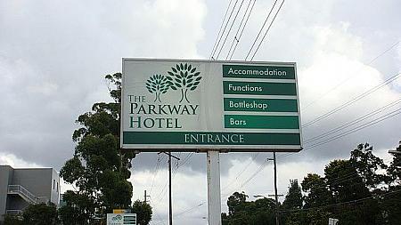場所はThe Parkway Hotelの駐車場。Warringah Roadの一本裏手が入り口になります。