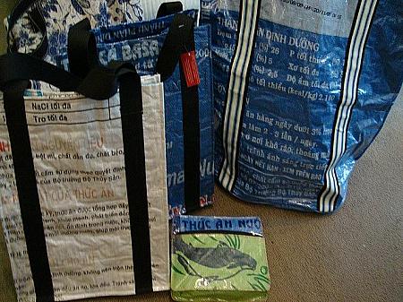 米袋をリサイクルして作ったバッグ類、防水加工がしてあるのでビーチ・バッグとしても使えます。