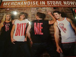 6月上旬の取材時には Tシャツや缶バッチなどのショップ・グッズのセールをしていました。もちろんサインは「BUY ME」!! 
