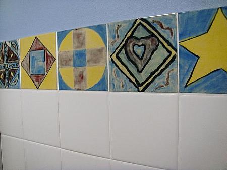 トイレの中にもさり気なくアート。地元学生によるハンドペインとのタイルがアクセントになっています。