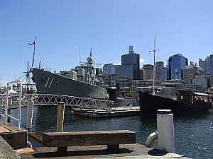 コックルベイで一番目をひくのは海洋博物館の軍艦。