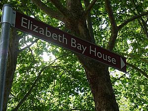 エリザベス・ベイ・ハウスへの案内。