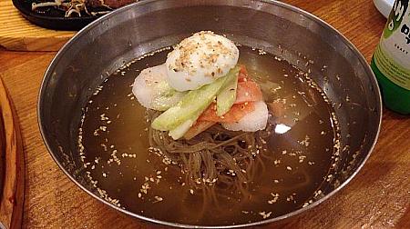 夏季限定の韓国冷麺。日本の冷麺より細麺で柔らかく、すっきりとした味で〆にぴったり
