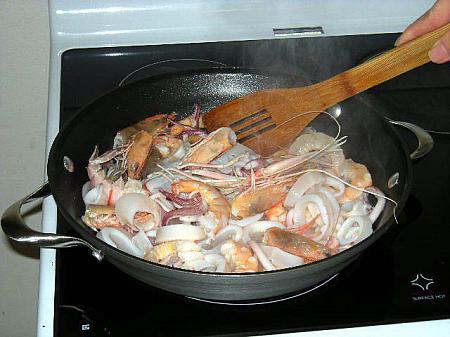 オーストラリアの新鮮な魚貝類を使ってパエリア料理を作ってみよう！ シーフードレシピ