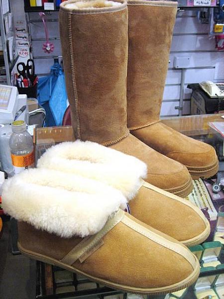 後ろの羊皮のブーツ、特に人気だそう。冬は特に暖かく過ごせるとか。