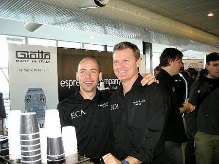 2006年SCAEワールドラテアートチャンピオン、2007年オーストラリアバリスタチャンピオン、2007年NSWバリスタチャンピオンのScottie（左の人）。