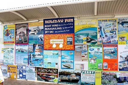 ＜船着場にはドルフィンウォッチングをはじめいろんなアクティビティの広告。
人気の観光地なんですね＞