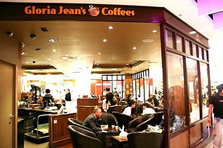 「Gloria Jean`s Coffee」も大きな目印のひとつ