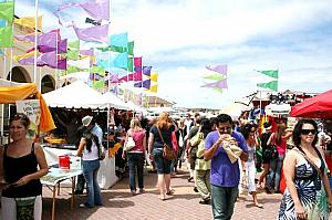 Beach Marketも開かれていました。ちょうどナビ、このマーケットに出くわしましたが、日曜日のみで朝10時から夕方４時まで開催のこと。