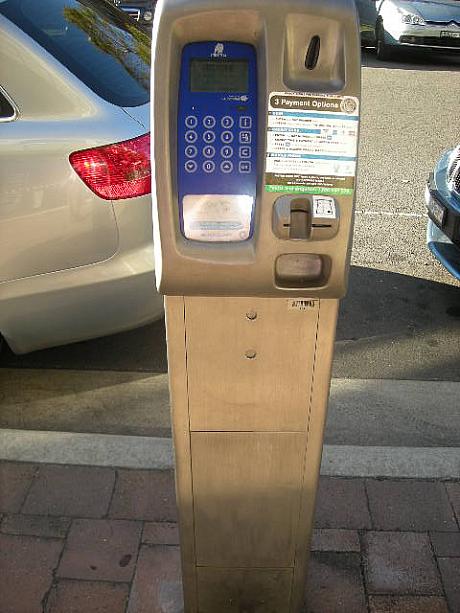 パーキングメーター。硬貨やクレジットカード・デビットカードで支払ができ、駐車終了時間を携帯電話へメールで通知可能。