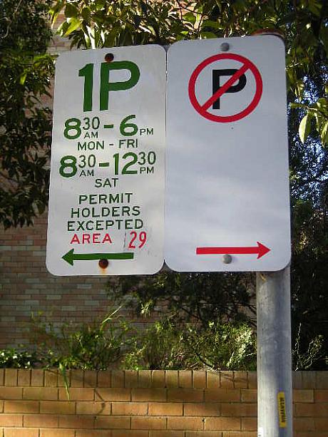 パーキングサイン。左は『表記の時間内は1時間まで駐車可能』、右は『駐車禁止』