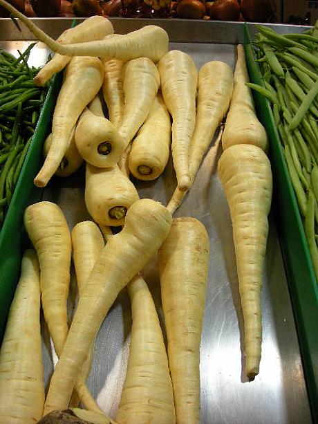 
白い人参？　いいえ、パースニップ (Parsnip)といいます。冬においしい根菜です。
