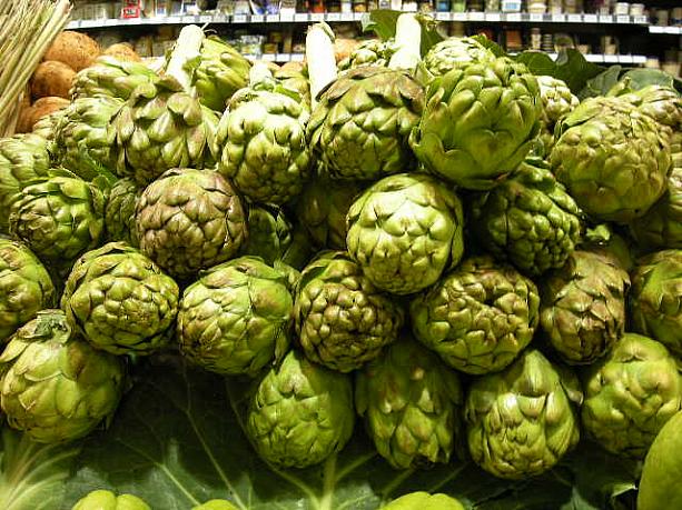 アーティチョーク (Artichoke)。つぼみを加熱して食べます（変色するのでレモン汁をかけます）。
