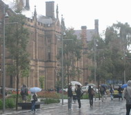 雨のシドニー大学で、ちょっとイギリス気分？ -シドニー大学キャンパーダウンキャンパスにて