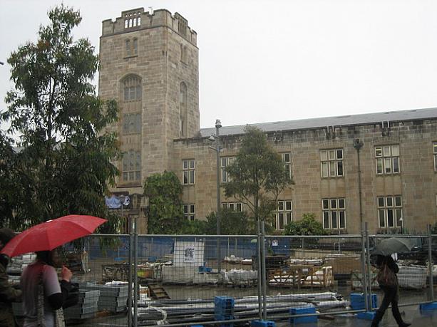 1850年に創設されたシドニー大学は、地元のサンドストーンを使ったイギリス式の重厚な建物がたくさん。こちらはシティ・ロード側の入口付近。