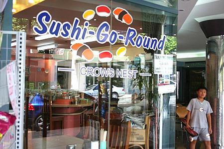 そのお向かいには回転寿司。シドニーでも根強い人気を誇っています。