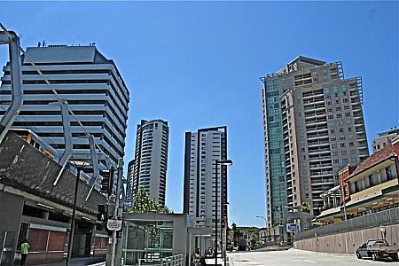 駅の西口はオフィス街、東口はショッピング街、どちらも近代的な高層アパートメントが多いのがこの街の特徴。