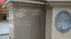 ＜記念碑の台座部分にはそれぞれの戦争での戦死者の名前が刻まれています。＞