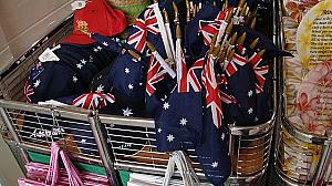 ＜シドニー中のディスカウント・ショップの店先にも国旗がずらり＞