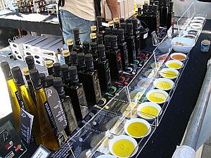 オリーブオイルで有名なプカラ・エステートはオースロラリア中にファン多し！全品試食ができるので片っ端から試している人多数。もしかしてワインのつまみにしているのかしら？