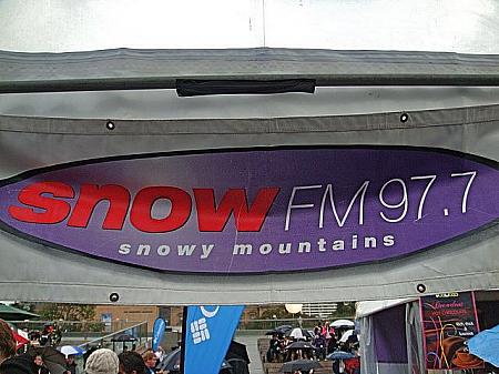 テント内ではラジオの公開放送もしていました。スキー場に負けず劣らずの楽しい雰囲気がリスナーにも伝わっているかな？