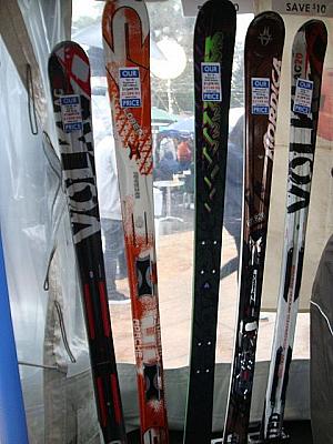 スケート・リンクを挟んだ反対側にあったスキー・グッズのお店では、スキー板だけではなくウェアや小物の販売もしていました。