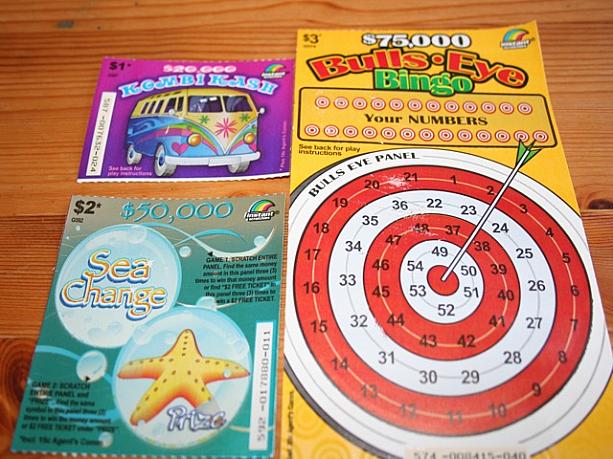 こちらがスクラッチ・ゲーム。値段がが上がるほど当選金額も上がり、遊べるゲーム数も増えて行きます。