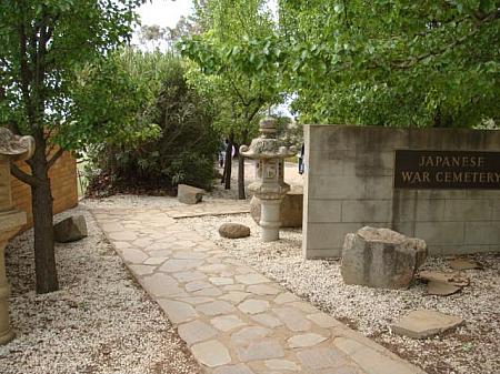 日本人墓地の入り口にもサクラの花が咲いています。墓地内には身元が分かっている戦没者の氏名と年齢が刻まれたプレートが石碑の上に並んでいました。