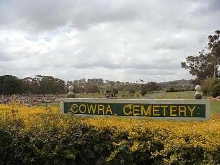 日本人墓地の両隣にはオーストラリアの戦没者用の墓地と大きな市民墓地があり、キレイな花がたくさん供えてありました。