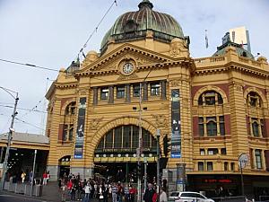 メルボルンの有名待ち合わせスポットのフリンダース・ストリート駅は1854年に作られたオーストラリアで最も古い駅。