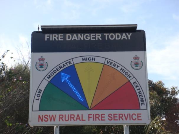 近づいて見ると大きく「Fire Danger Today」と。すなわち「本日のブッシュファイヤーの危険予報」なんです。矢印が左（緑）のをさしていると比較的安全、右へ行くほどその危険性が高まるっていう寸法。