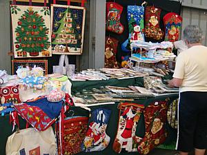 ウィークエンドマーケットや月イチマーケットが12月になるとクリスマスマーケットと銘打ってプレゼントやパーティー向けグッズの販売がされています。