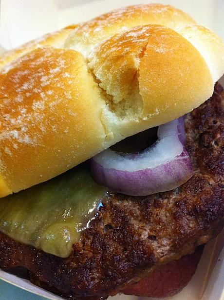オージービーフの国が誇るこの一品「ニュー・スモーキーBBQアンガス」!通常のハンバーガーの約2倍のパテはジューシーで歯ごたえ充分。チーズとベーコンがオージービーフの美味しさとボリュームを後押ししてくれます。