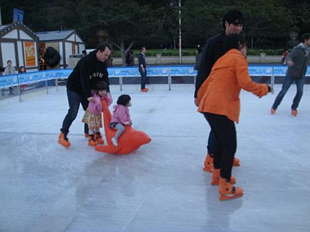 子ども用のそりもグレードアップ！？ことしはオレンジ色のアザラシ君が登場！なにげにレンタルのスケート・シューズとマッチしているあたりがオッシャレ〜！