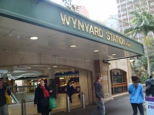 電車を利用するとシティのウィンヤード駅からたったの１駅！