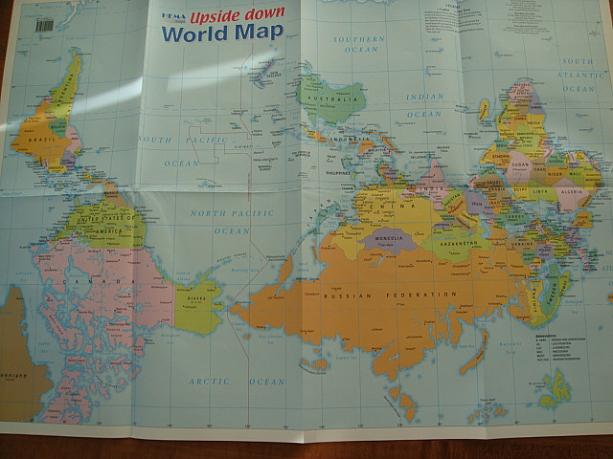 ちょっとヒントを出しますと、ふつうの地図はいつも北が上ですよね？